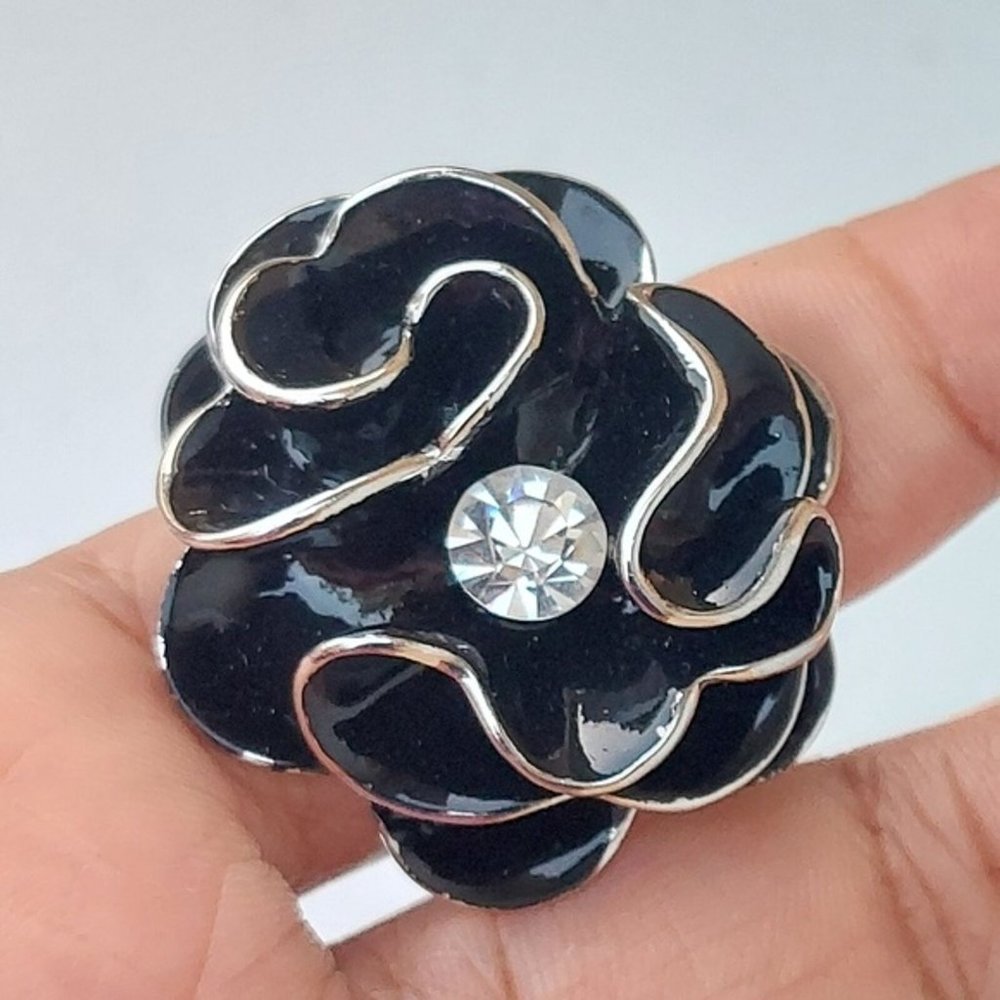 Black Enameled Ruffled Flower Ring With Stretch Band